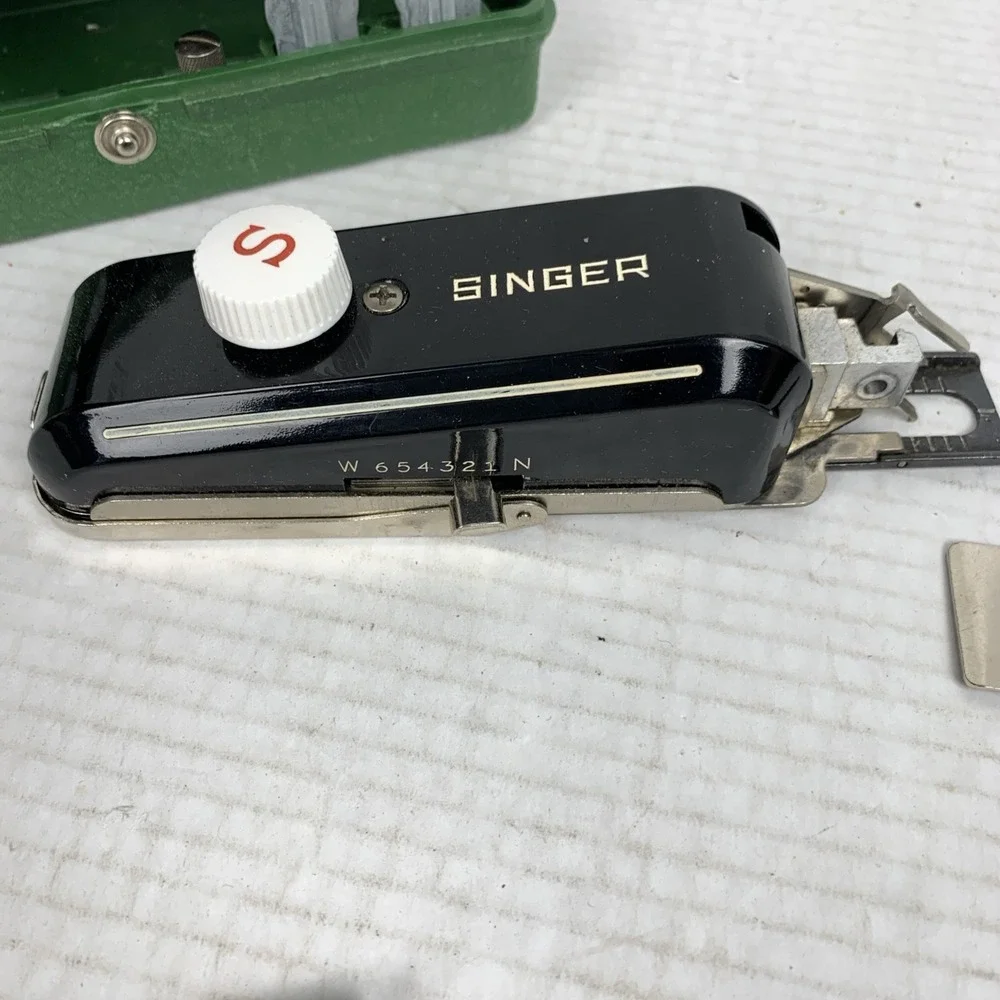 SINGER Button Holder Attachment Set  VINTAGE ACCESSORIES CASE LOT